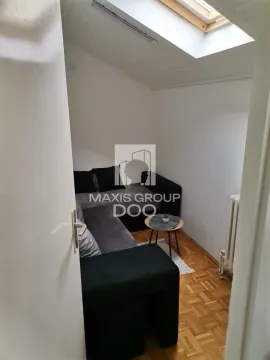 Manja dnevna soba sa ugaonom garniturom i krovnim prozorom. - image 2