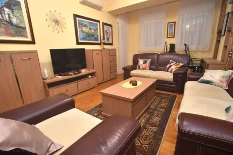 Svijetla dnevna soba sa kožnim namještajem i drvenim klub stolom. - image 6