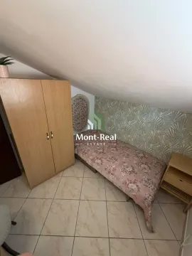 Manja spavaća soba sa krevetom, ormarom i krovnim kosinama. - image 12