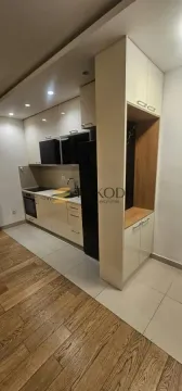 Moderna kuhinja sa ugrađenim elementima i kombinacijom drvenih i keramičkih podova. - image 6
