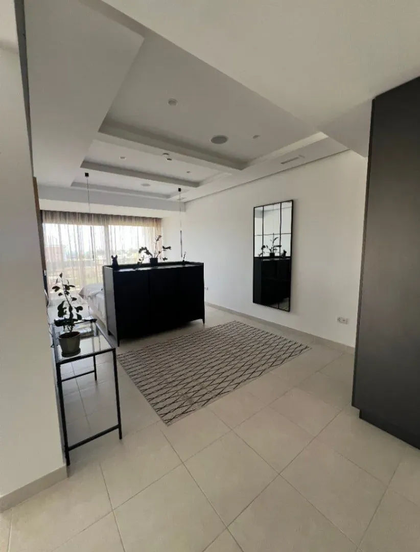 Izdavanje, jednosoban stan, 126m², Soho City, Bar