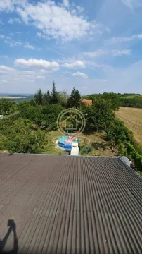 Pogled sa krovne terase na dvorište i okolni pejzaž. - image 12