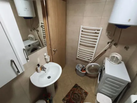 Manje kupatilo sa umivaonikom, veš mašinom i bojlerom. - image 12