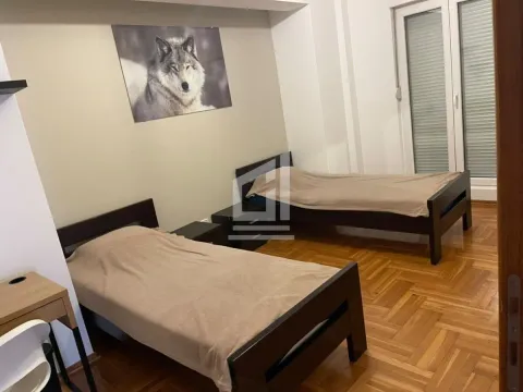 Bedroom with two single beds and parquet flooring. - image 6