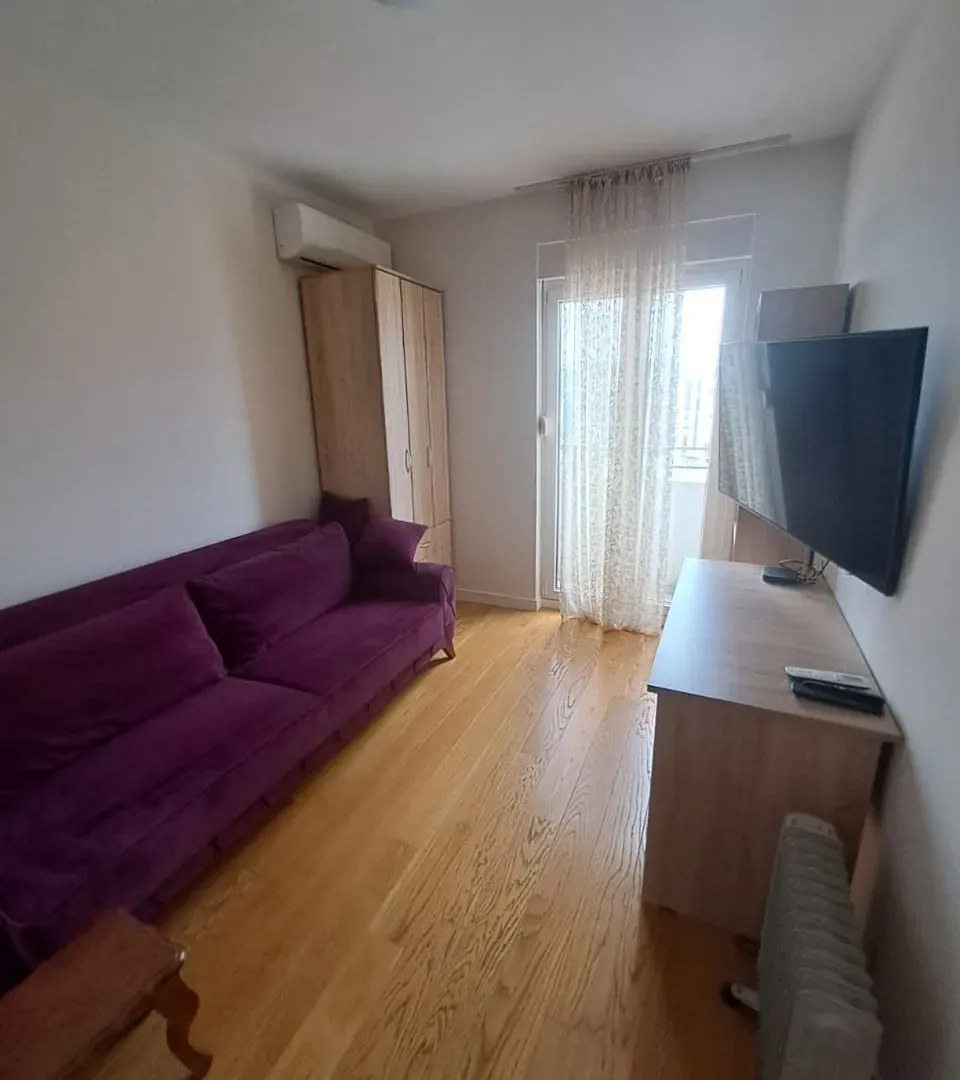Izdavanje, trosoban stan, 105m², Central Point, Podgorica
