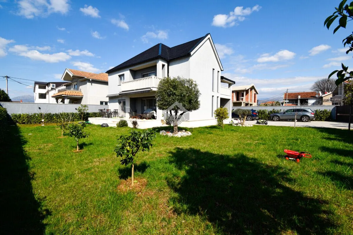 View of the yard and house facade with a landscaped lawn.