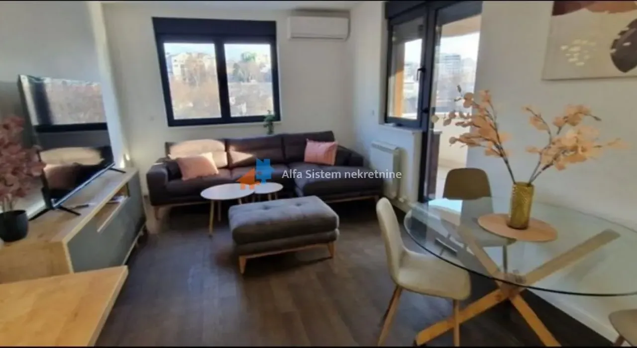 Izdavanje, četvorosoban stan, 90m², Vračar Sve Podlokacije, Beograd