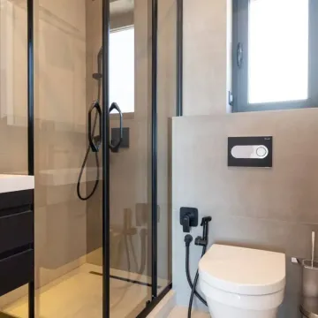 Moderne kupatilo sa tuš kabinom i ugradnom wc šoljom. - image 5