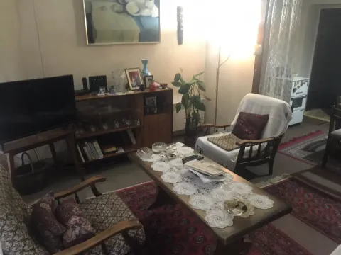 Dnevna soba sa klasičnim namještajem, klub stolom i televizorom. - image 4