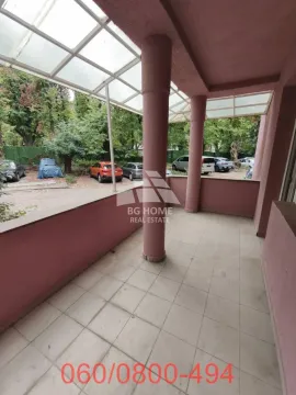 Natkrivena terasa sa pogledom na dvorište i parking. - image 12