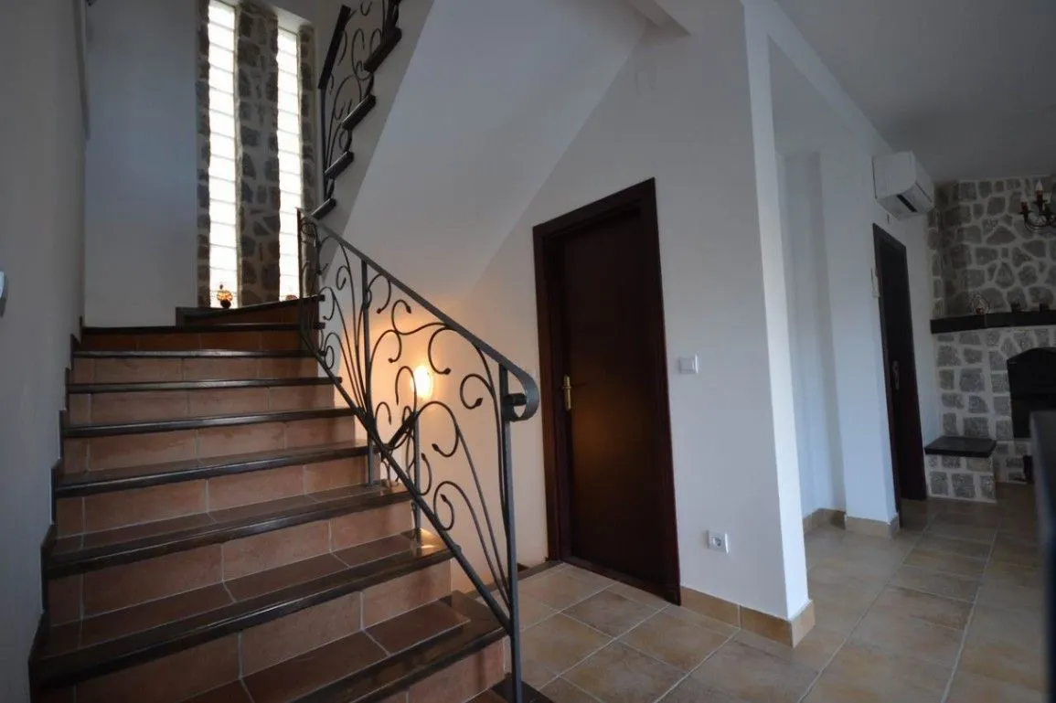 Prodaja, kuća, 235m², Kostanjica, Kotor