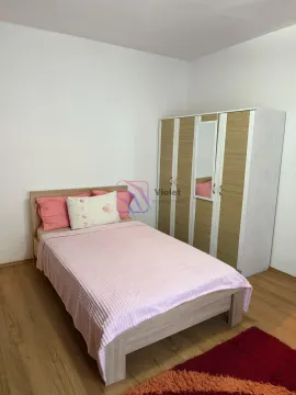 Spavaća soba sa krevetom i ormarom. - image 14