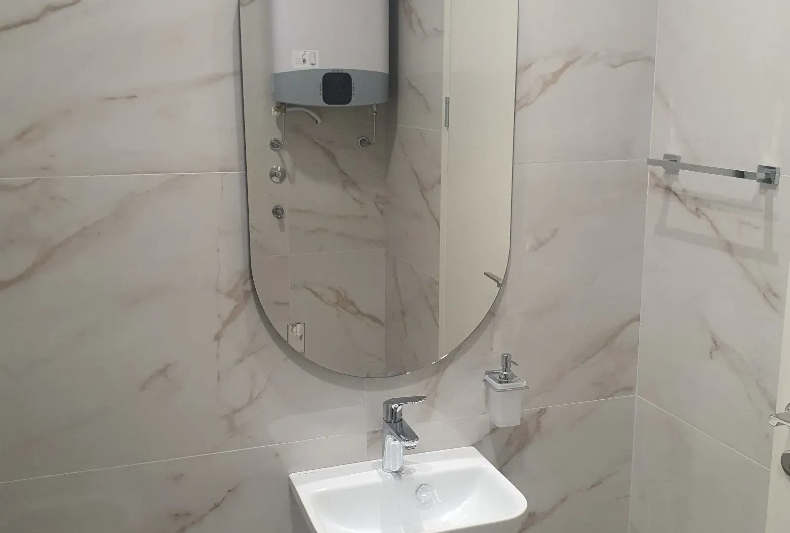 Izdavanje, dvosoban stan, 82m², Kod Capital Plaze, Podgorica