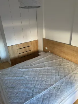 Namještena spavaća soba sa bračnim krevetom i ugradnim ormarom. - image 3