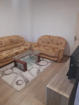 Dnevna soba sa garniturom za sjedjenje, staklenim klub stolom i televizorom. - image 12