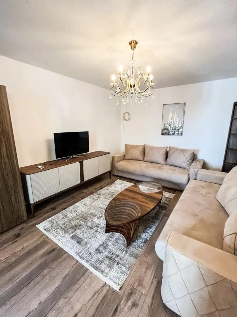 Izdavanje, dvosoban stan, 75m², Blok 6, Podgorica