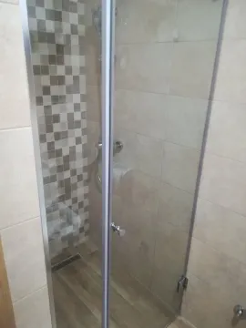 Moderna tuš kabina sa staklenim paravanom u popločanom kupatilu. - image 6