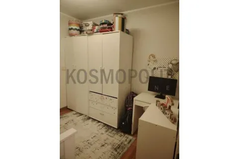 Dečja soba sa garderoberom, radnim stolom i krevetom. - image 8