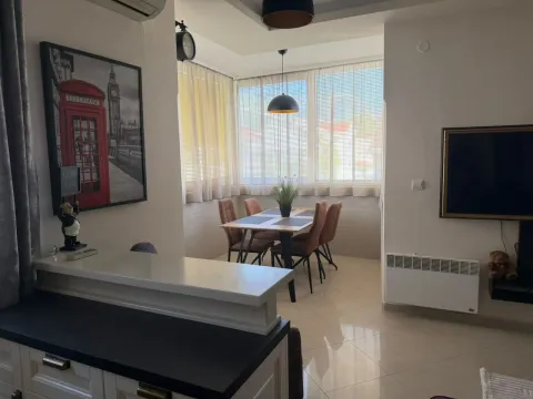 Rent, one bedroom apartment, 53m², Centar, Tivat - image 13