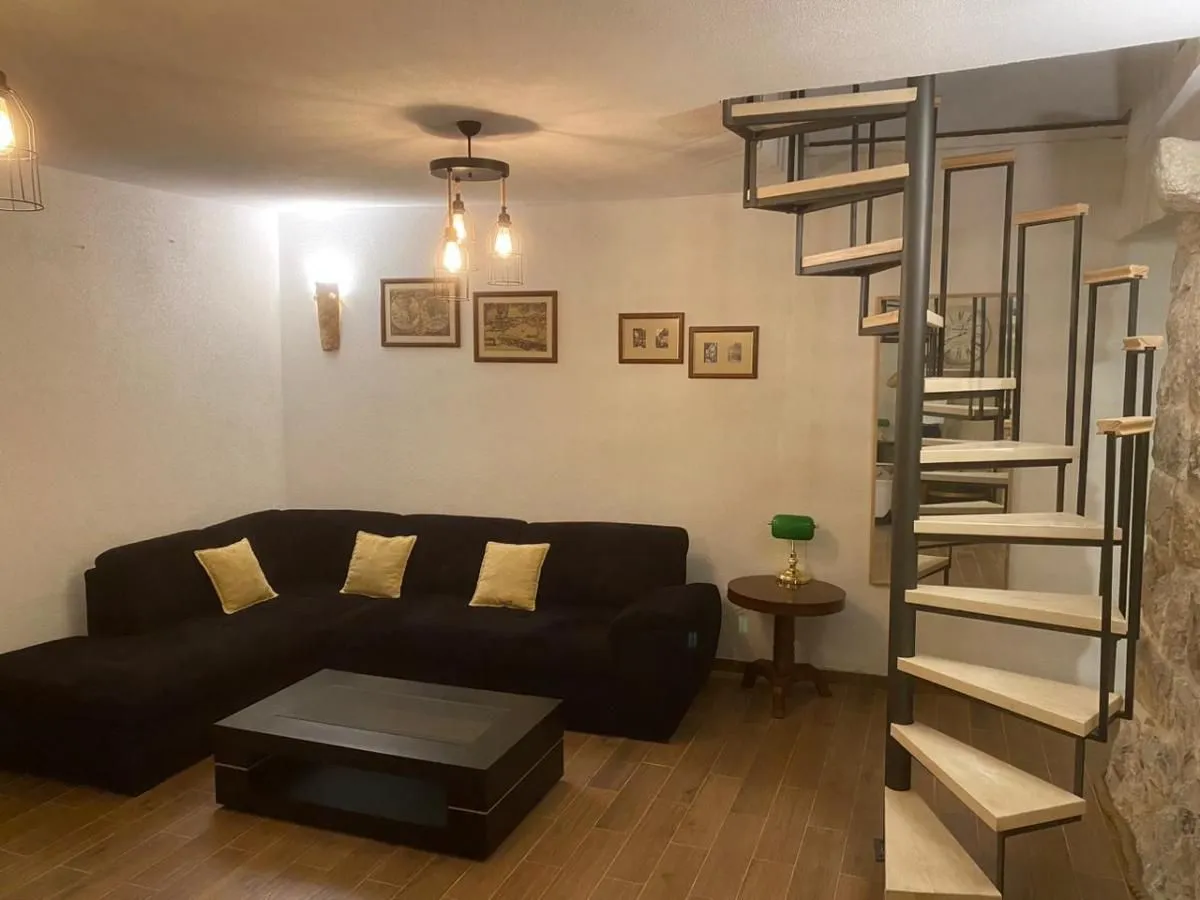 Izdavanje, kuća, 120m², Nalježići, Kotor