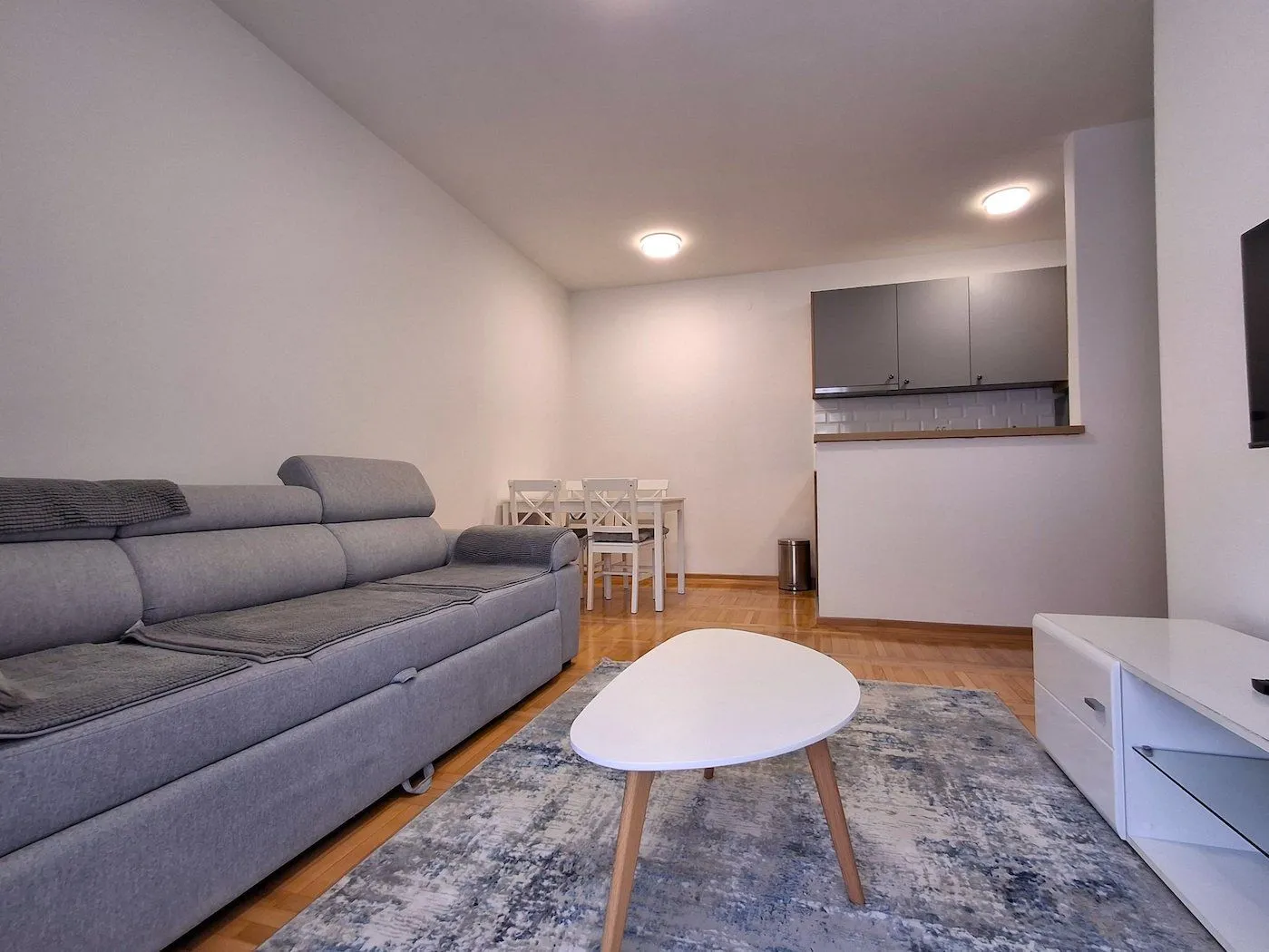 Izdavanje, dvosoban stan, 60m², Stari Aerodrom, Podgorica