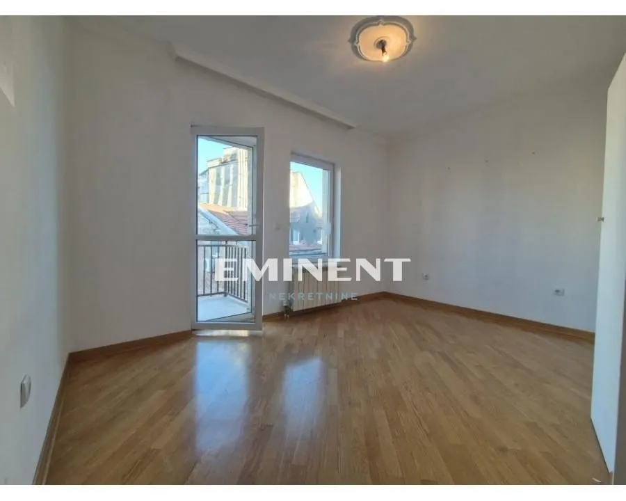 Izdavanje, trosoban stan, 110m², Kalenić Pijaca, Vračar Sve Podlokacije