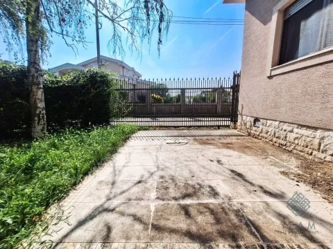 Prodaja, kuća, 228m², Dalmatinska ulica, Podgorica - image 11