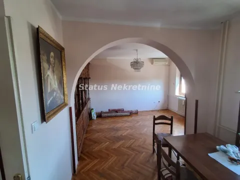 Pogled iz hodnika na dnevnu sobu sa trpezarijskim stolom i parketom. - image 5