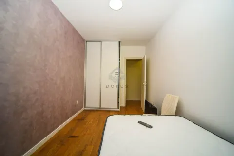 Manja spavaća soba sa krevetom, ugradnim plakarom i drvenim podom. - image 9