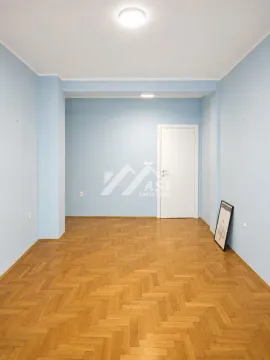 Prazna soba sa parketom i plavim zidovima. - image 6