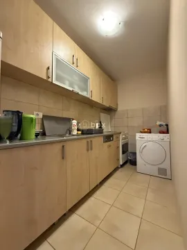 Manja kuhinja sa drvenim elementima i veš mašinom. - image 7