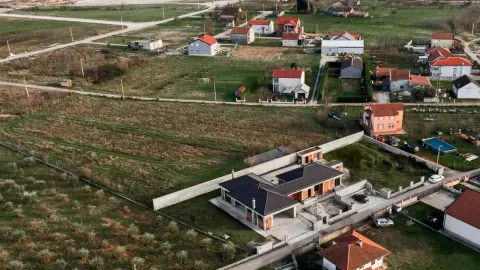 Pogled iz vazduha na kuću u izgradnji i okolno naselje sa okućnicom. - image 8