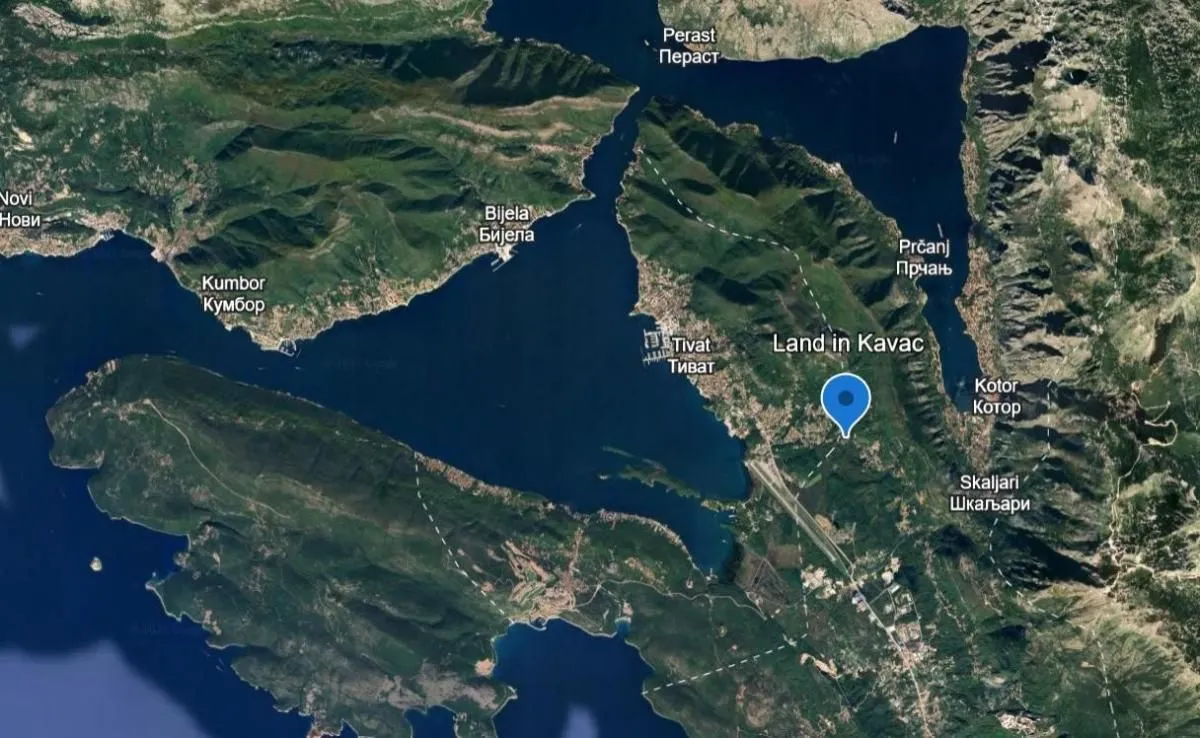 Satelitski snimak lokacije zemljišta u Kavaču sa okolnim mjestima.