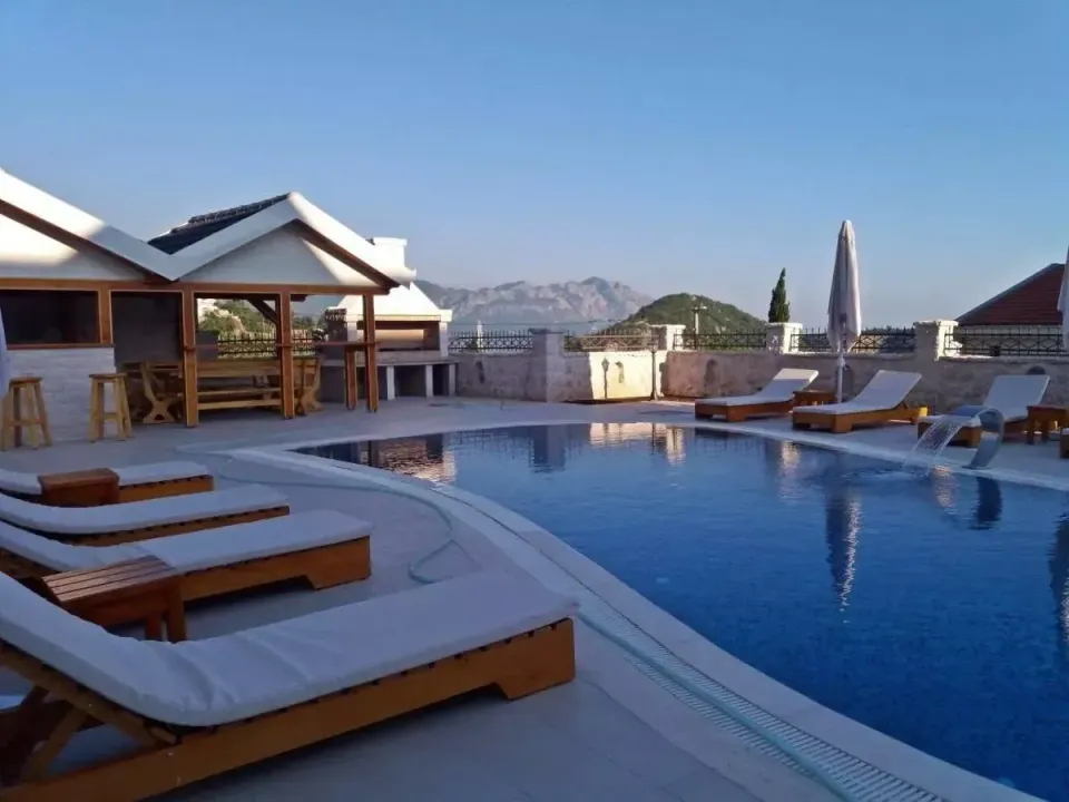 Izdavanje, kuća, 350m², Markovići, Budva