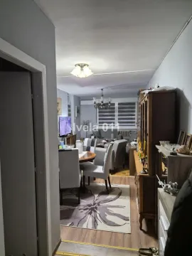 Pogled iz hodnika na dnevni boravak sa trpezarijom. - image 3