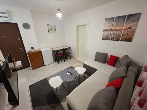 Dnevna soba sa garniturom, stočićima i trpezarijskim kutkom. - image 2