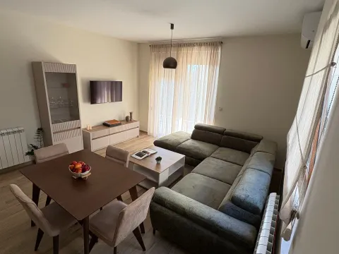 Rent, one bedroom apartment, 50m², Tivat, Crna Gora - image 7