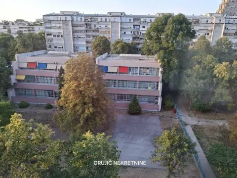 Pogled sa prozora na okolne zgrade i zelene površine. - image 7