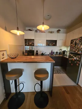 Moderna kuhinja sa šankom i barskim stolicama. - image 8