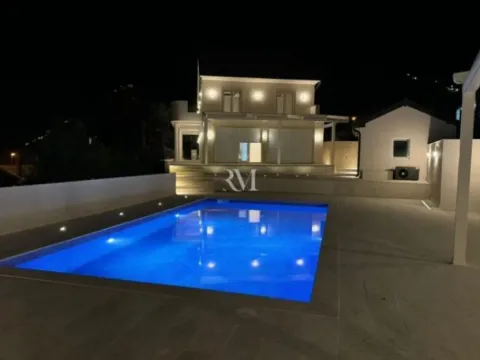 Izdavanje, kuća, 200m², Škaljari, Kotor - image 2