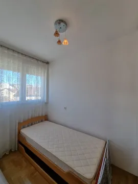 Mala spavaća soba sa jednim krevetom pored prozora. - image 8