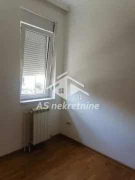 Prazna soba sa prozorom i radijatorom. - image 20