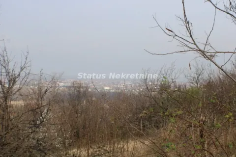 Pogled na grad i okolni pejzaž sa parcele. - image 5