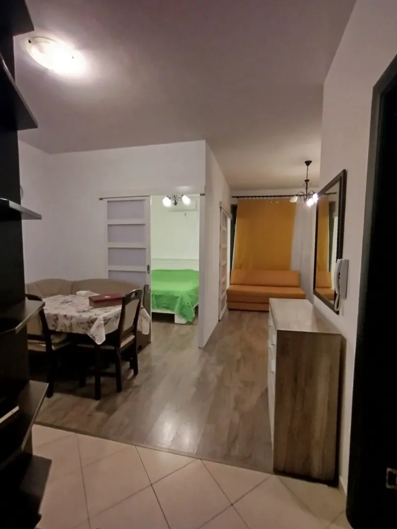 Dnevni boravak sa trpezarijom i pogledom na spavaću sobu.