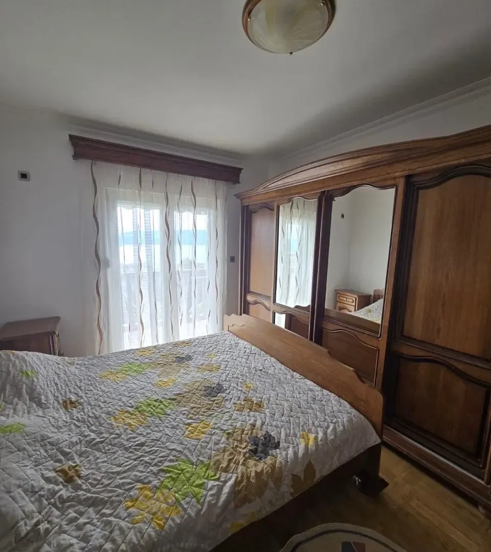 Izdavanje, dvosoban stan, 80m², Tripovići, Tivat