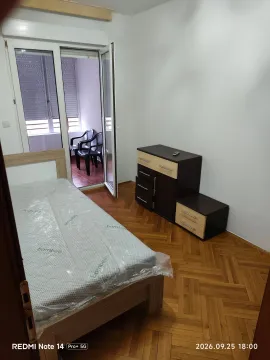 Namještena spavaća soba sa krevetom i komodom, te izlazom na terasu. - image 4
