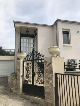 Ulaz u kuću sa ukrasnom kapijom od kovanog gvožđa. - image 2