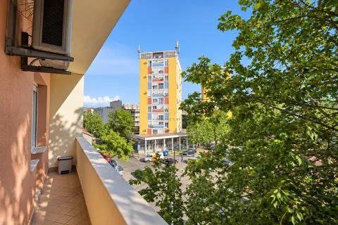 Pogled sa balkona na okolne zgrade i zelene površine. - image 9