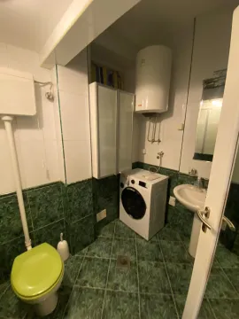 Manje kupatilo sa zelenim pločicama, tuš šoljom, veš mašinom i bojlerom. - image 13