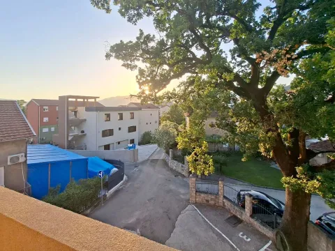 Pogled sa terase na okolne zgrade, ulicu i drveće. - image 3